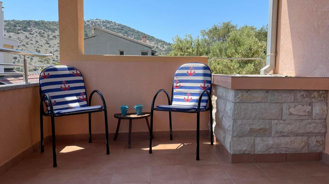 Apartman Emilija Vinišće Exterior foto